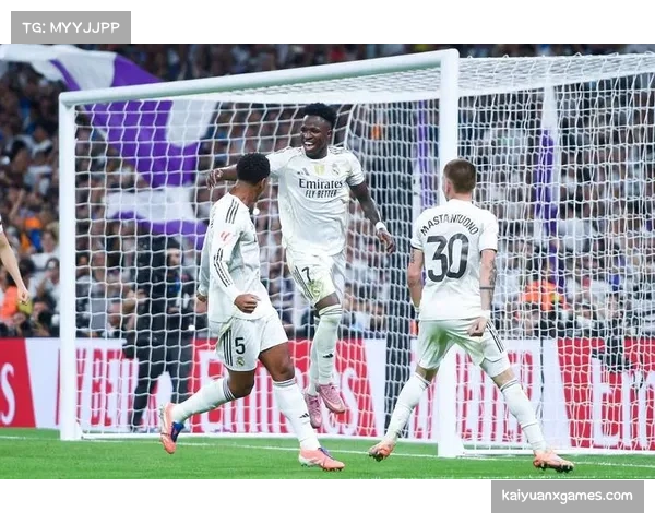 皇马防线临时拼凑隐患巨大,非正统配置致默契度严重缺失 皇马防线临时拼凑隐患巨大,非正统配置致默契度严重缺失